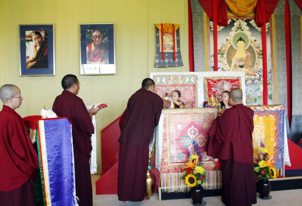 Making the Body, Speech and Mind Offering to Dungse Rinpoche